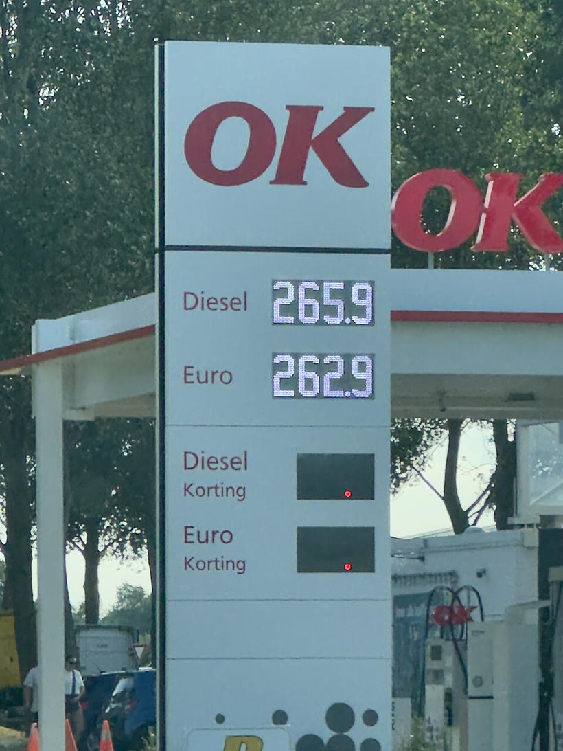 Benzin i nafta zlevňují. Stropy na úterý jsou 45,65 a 48,67 koruny